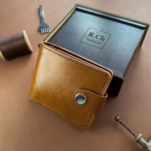 Leather wallet for men in light brown leather with personal engraving, front